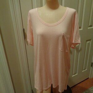 Very airy and lightweight pocket t shirt